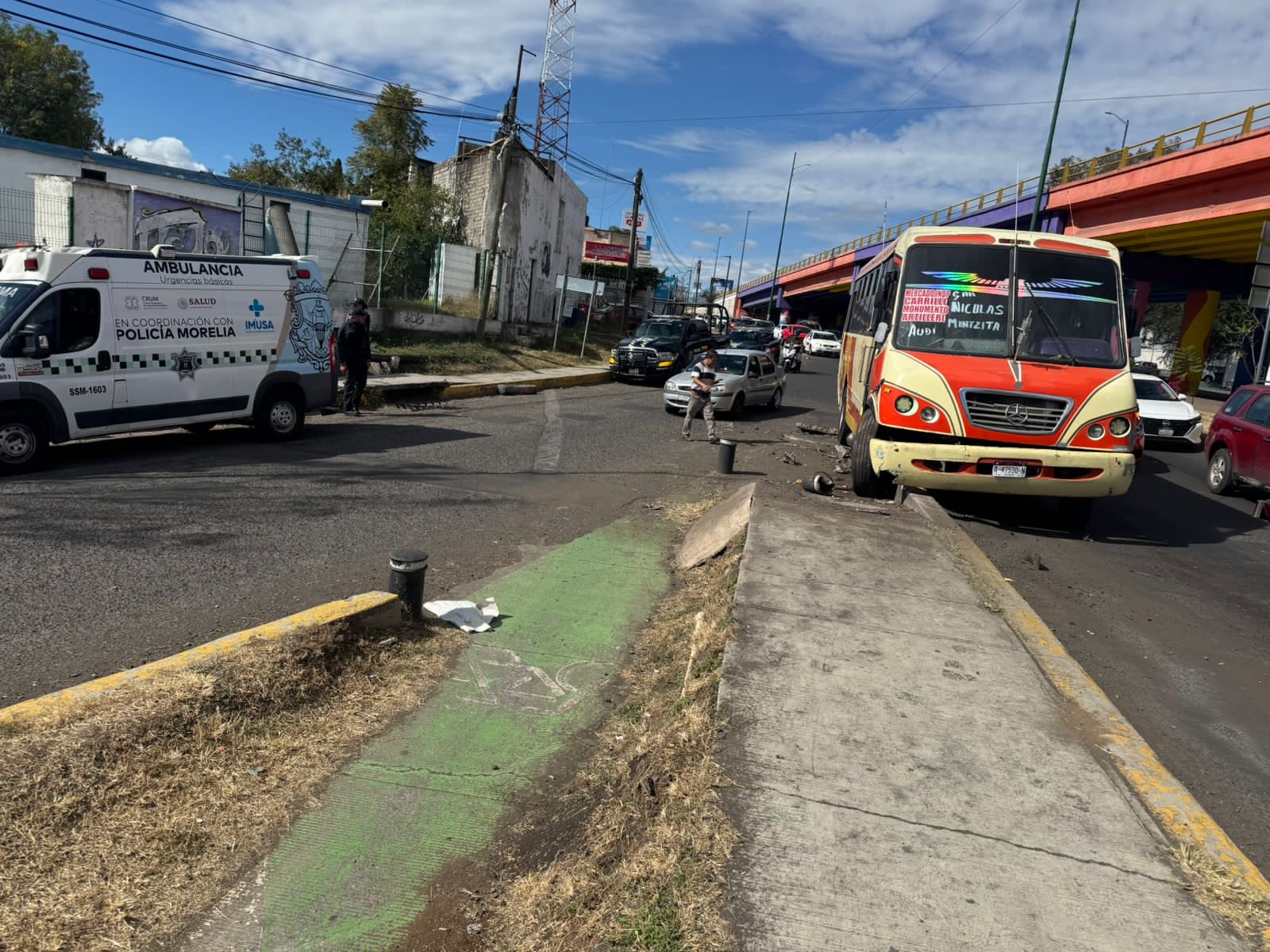 Camión urbano choca contra bolardos al poniente de Morelia; hay 3 menores heridos 