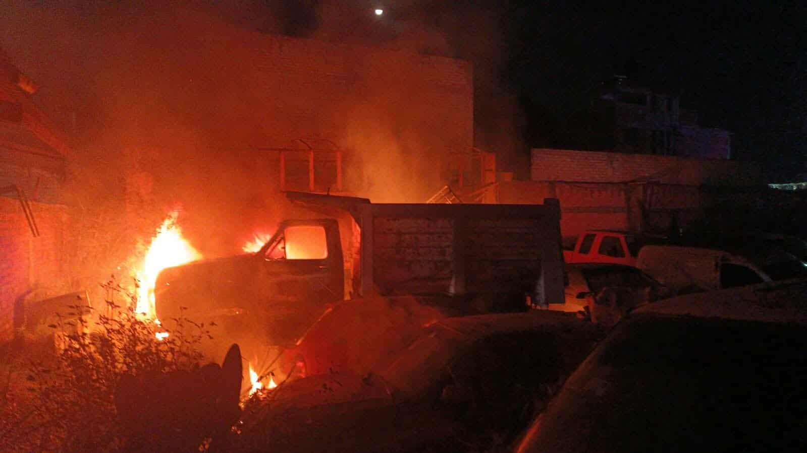 Incendio de camión perjudica otros cuatro vehículos en taller de la colonia Industrial de Morelia 