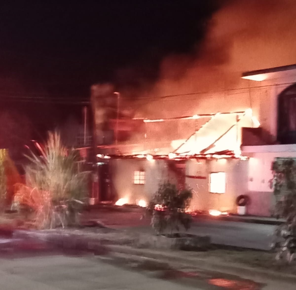 V0raz incendi0 arrasa con vivienda en Caltzotzin