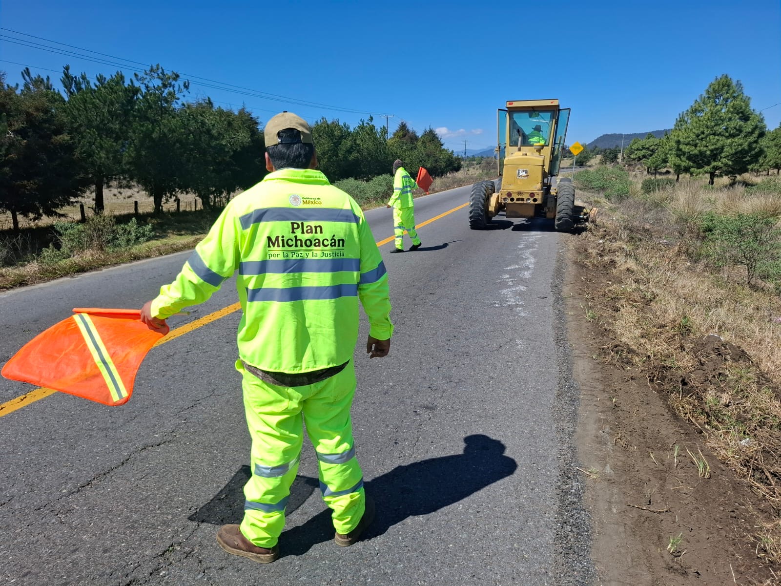 REALIZA SICT TRABAJOS DE CONSERVACIÓN RUTINARIA EN CARRETERAS FEDERALES DE MICHOACÁN