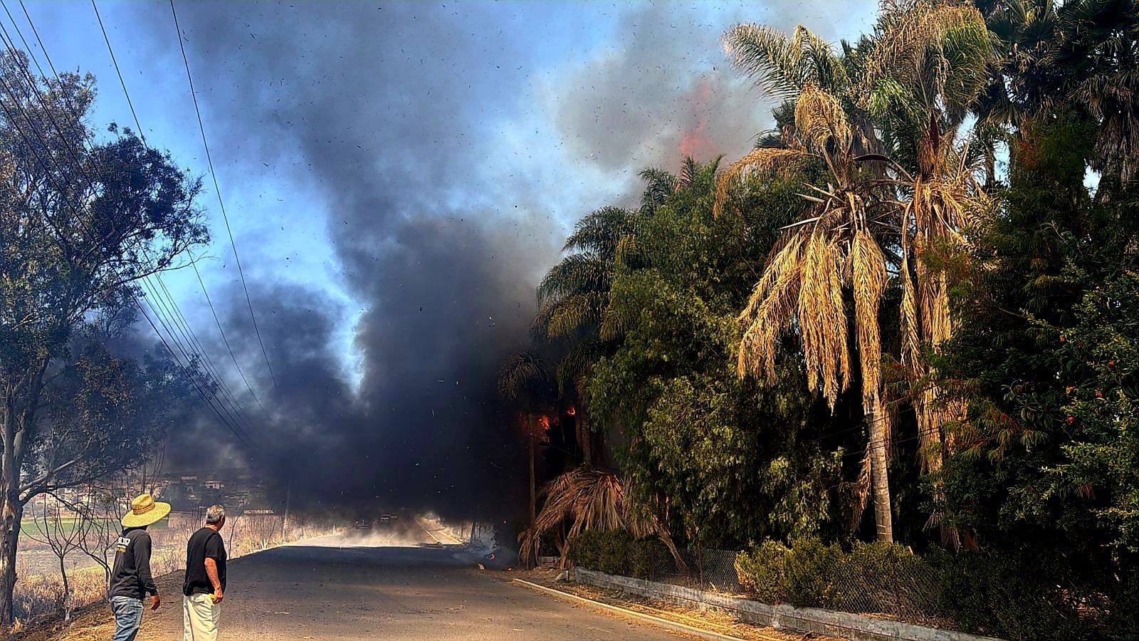 Quema de pastizal se sale de control y daña vehículos y un domicilio en Uruétaro, Tarímbaro
