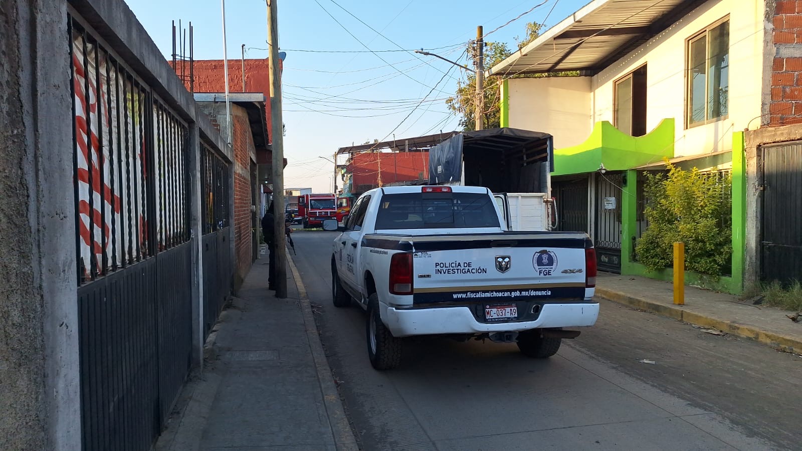 Criminales rafagu3an domicilio y lo qu3man con bomb4s molotov, al oriente de Uruapan 