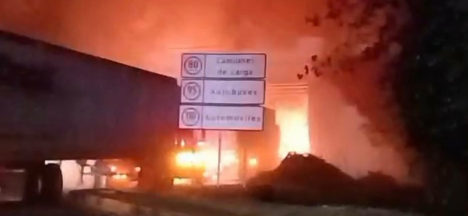 Se registra choqu3 entre dos vehículos de carga en la autopista México-Guadalajara, a la altura de Zinapécuaro 