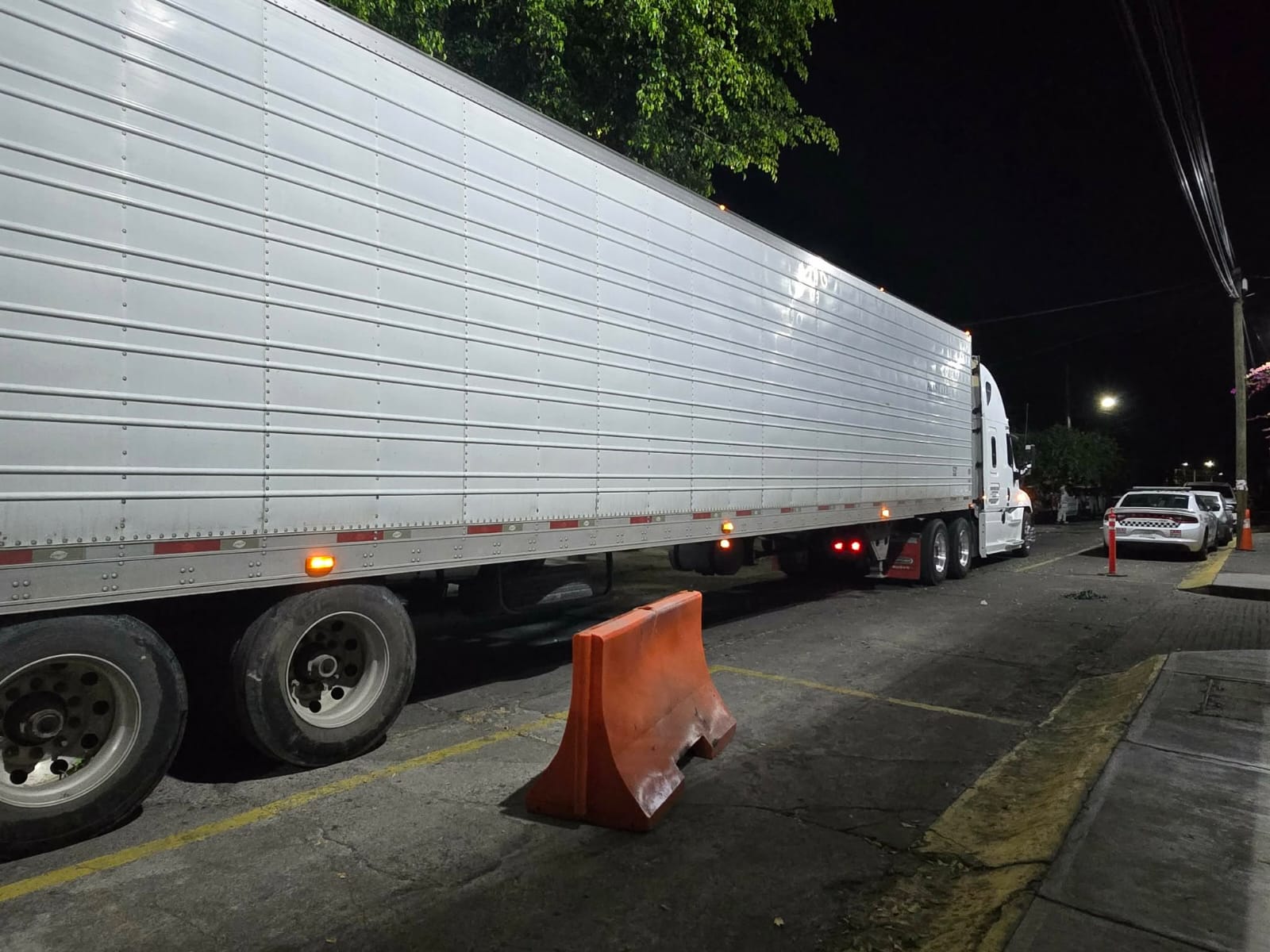 GN asegura tráiler en la México-Guadalajara con cargamento de presunta sustancia ilícita