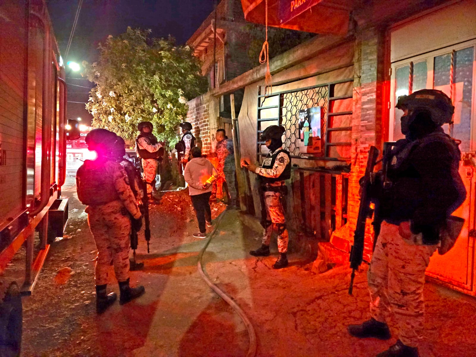 Oficiales de Guardia Nacional auxilian a familia durante incendio, en Zamora