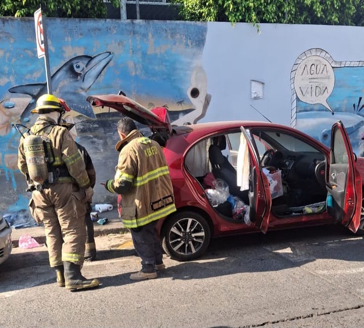 Intenta quemar un vehículo en pleno Centro de Uruapan y es detenida por la policía