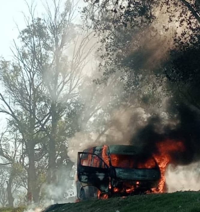 Queman combi del servicio público en la Tarímbaro-Álvaro Obregón