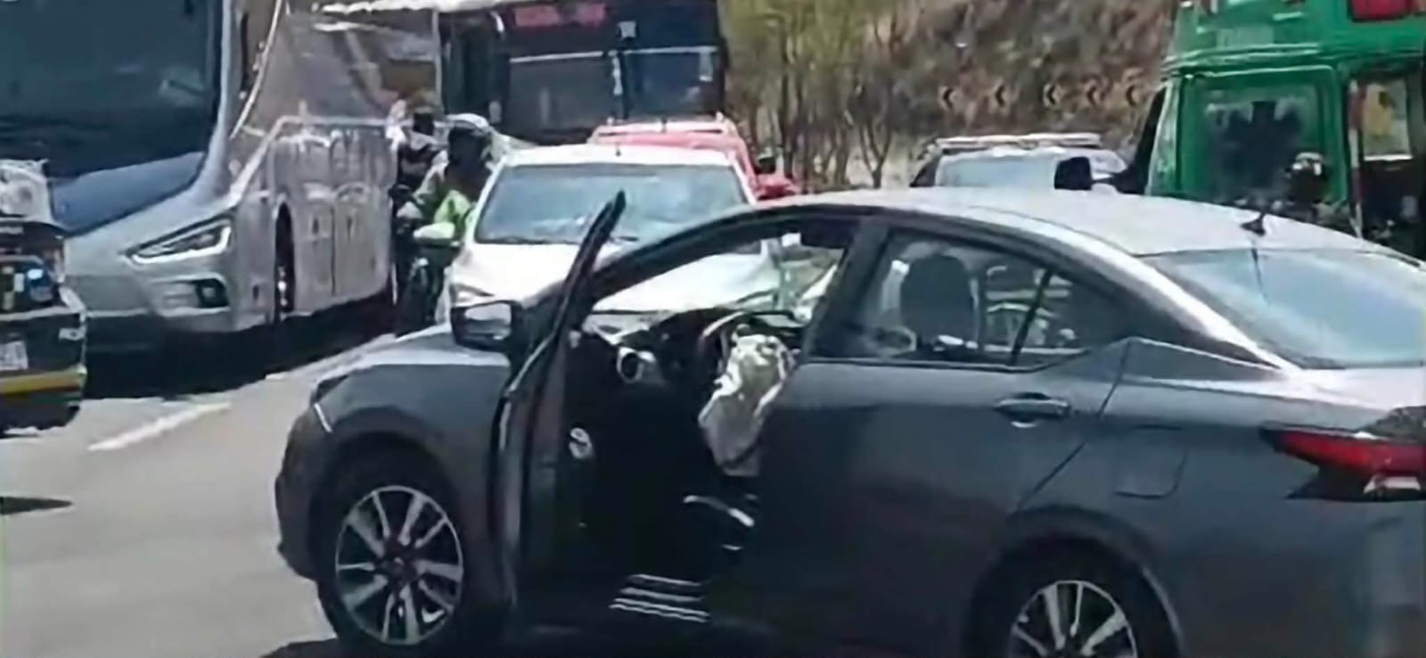 Se registra choqu3 entre auto particular y patrulla de la Policía Morelia en Ciudad Salud