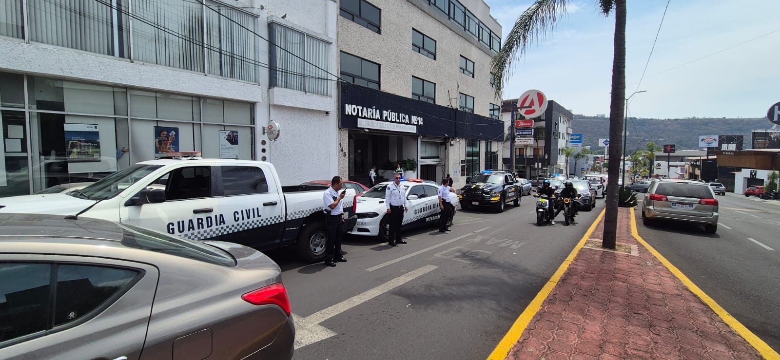 A punta de pistola, delincuentes roban 930 mil pesos a mujer en notaría de Morelia