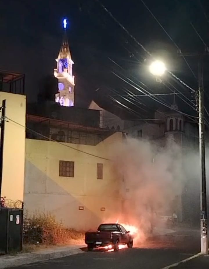 Arde camioneta en la colonia Lomas de Morelia 