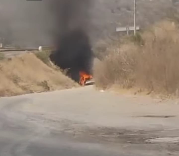 Se incendia vehículo en la Morelia-Salamanca, dentro de la región de Tarímbaro