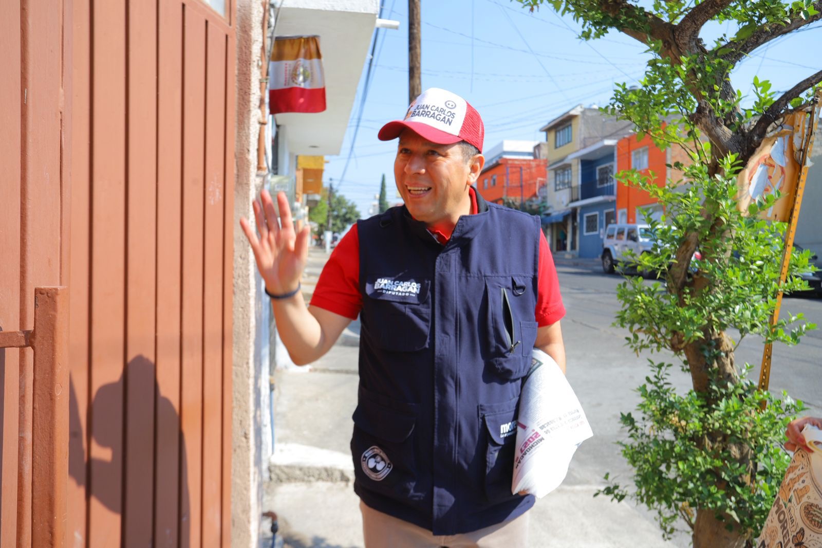 Casa por casa y mano a mano, Barragán informa a la gente sobre el Plan B de la Reforma Electoral