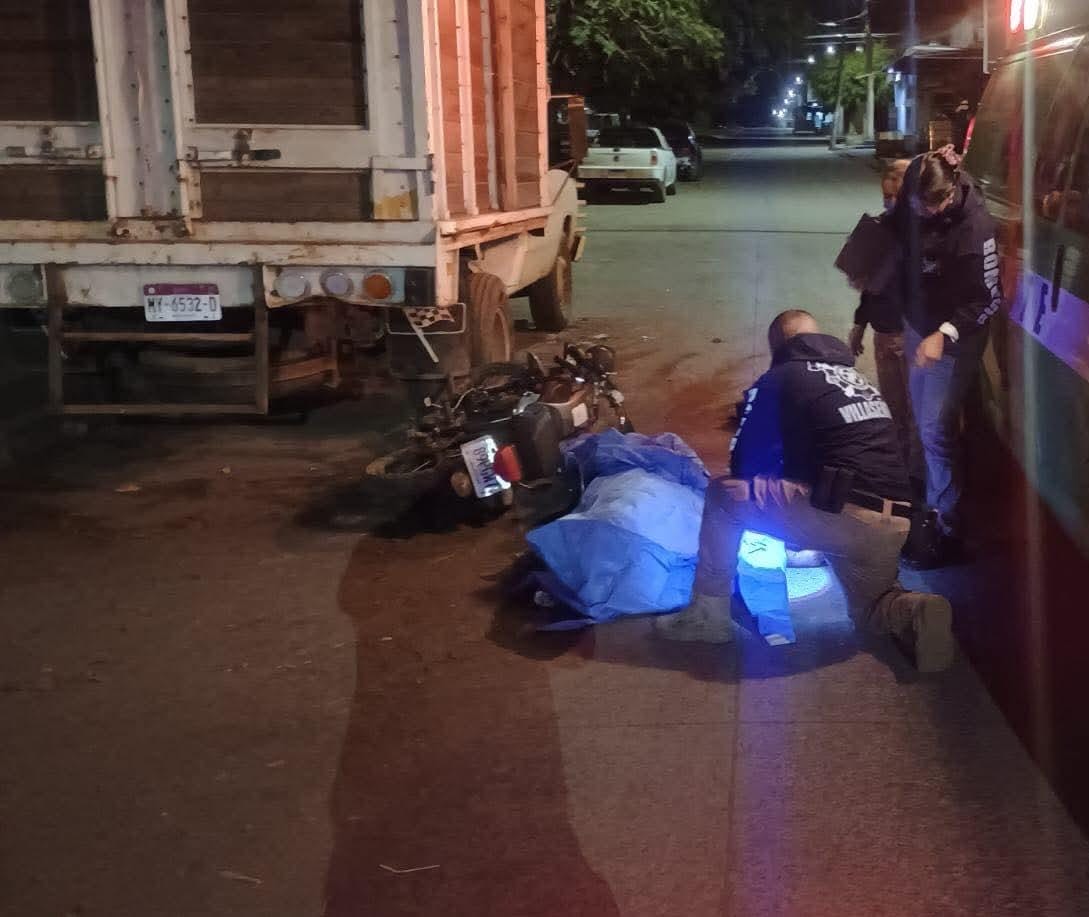 Motociclista muere tras chocar contra camioneta estacionada, en Uruapan