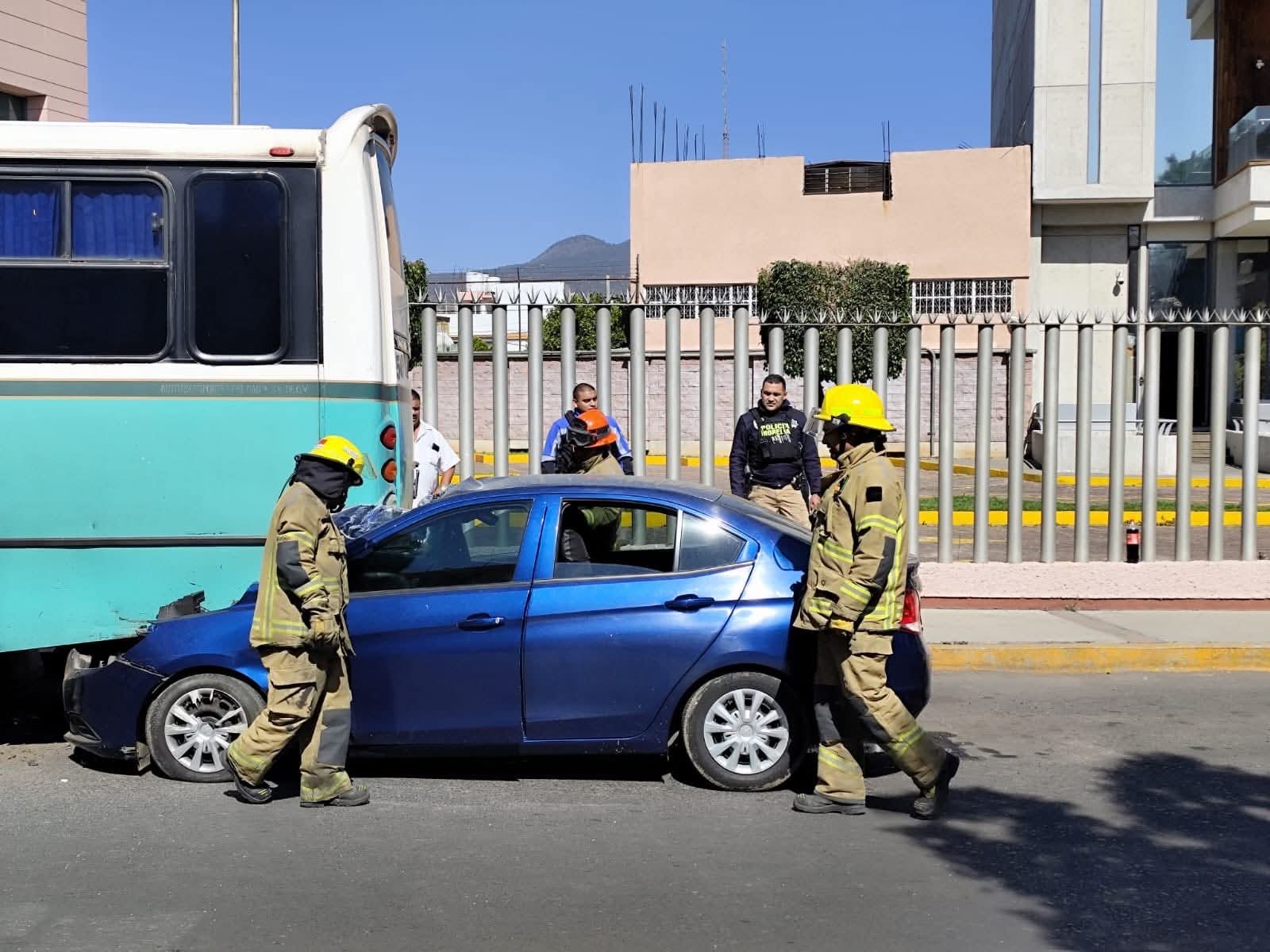 Auto choca contra retaguardia de camión de pasajeros en Calzada La Huerta, Morelia