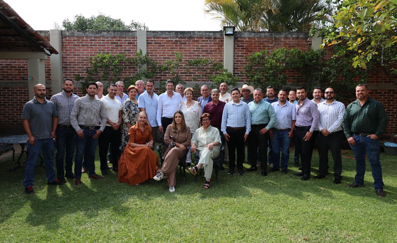 Se reúne Alfonso Martínez Alcázar con productores y porcicultores del Bajío