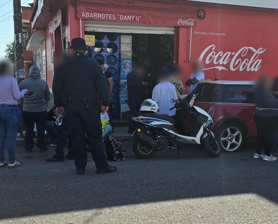 Choque entre auto y moto deja un adolescente herid0 en la Jardines de Guadalupe, Morelia