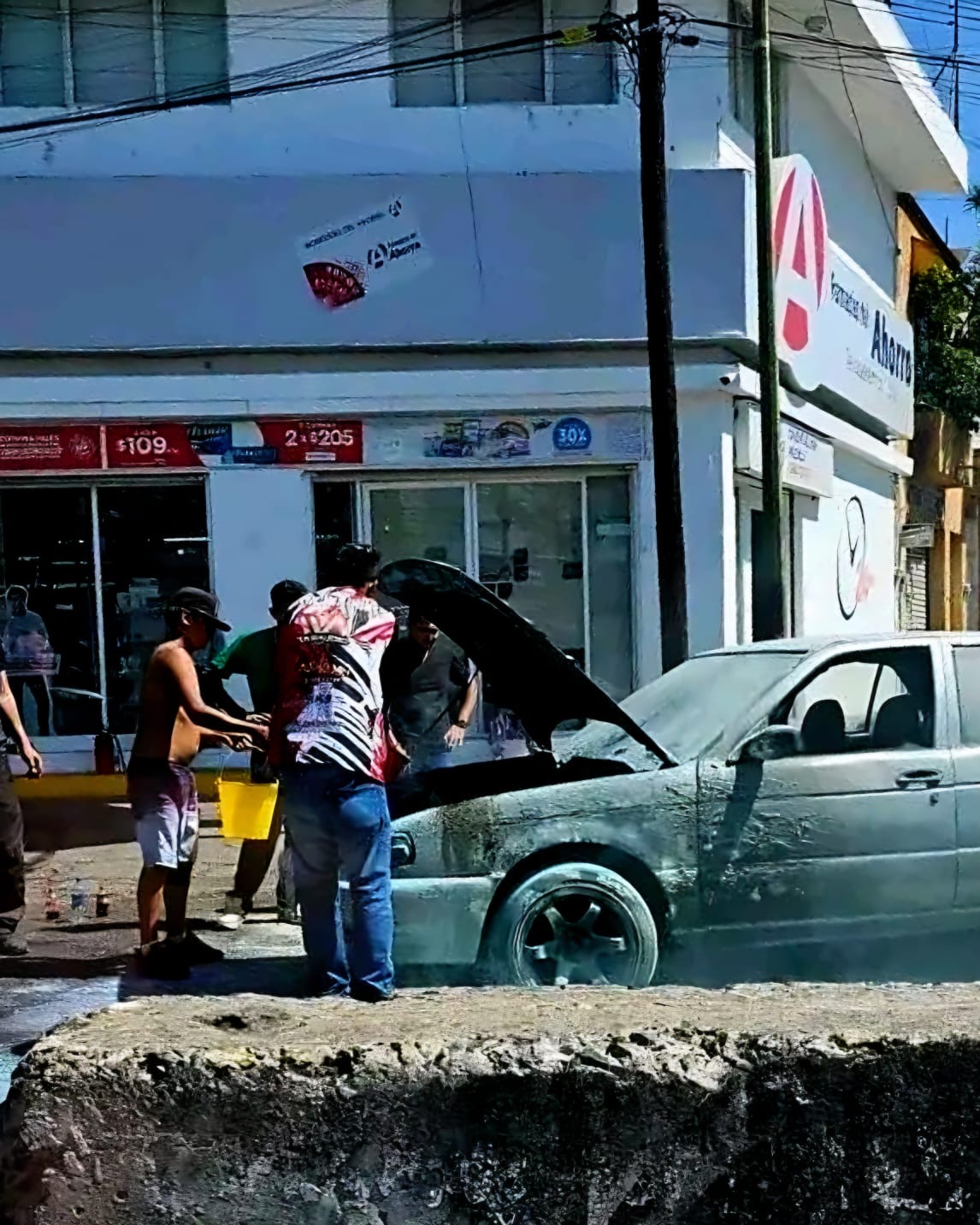 Se registra conato de incendio de auto, en salida a Charo