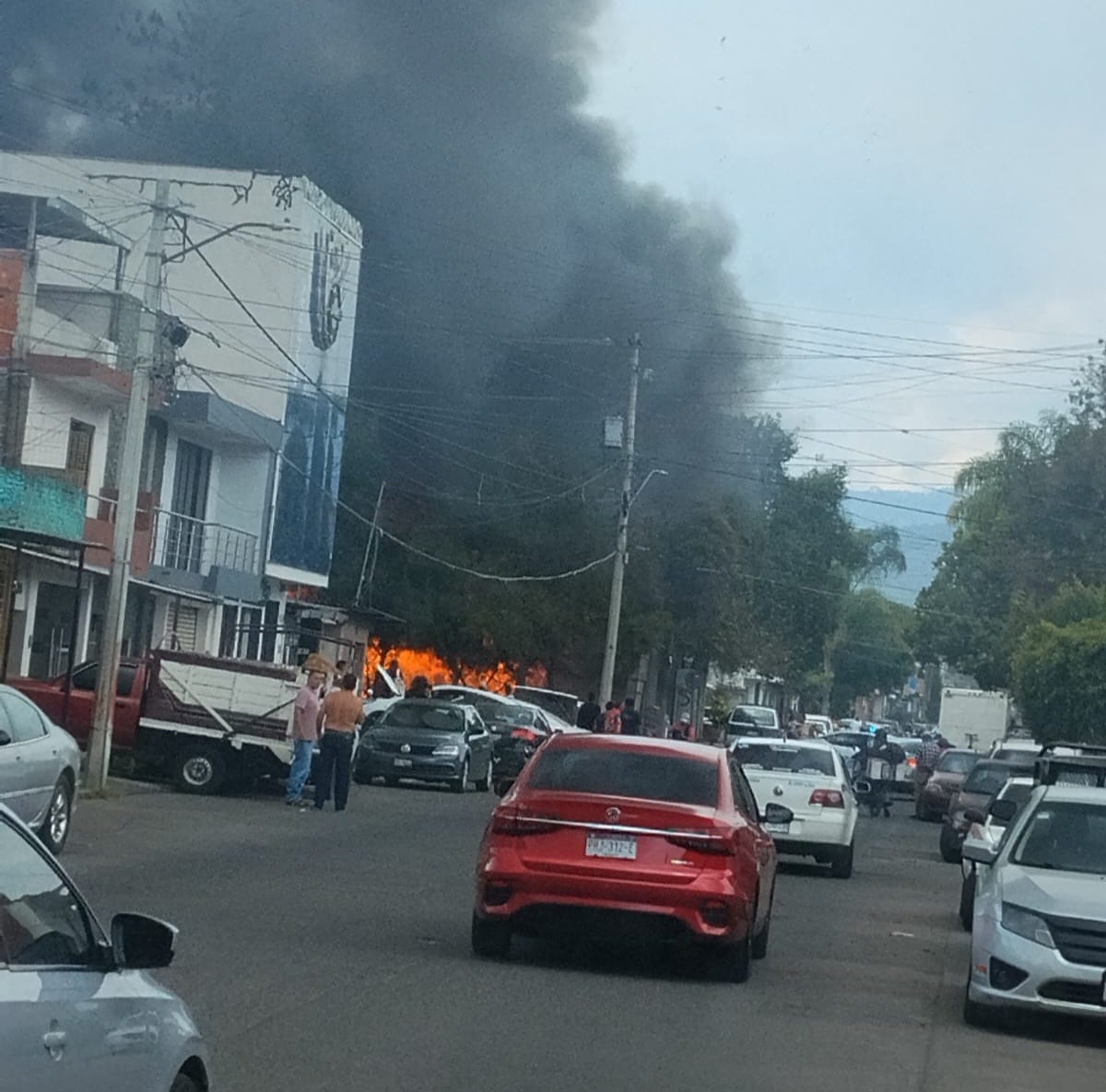 Voraz incendio consume taller de hojalatería, en La Mora de Uruapan 