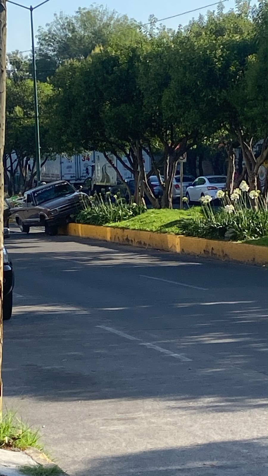 Camioneta termina accidentad4 sobre un camellón tras ser chocad4 por otro vehículo, al sur de Morelia 