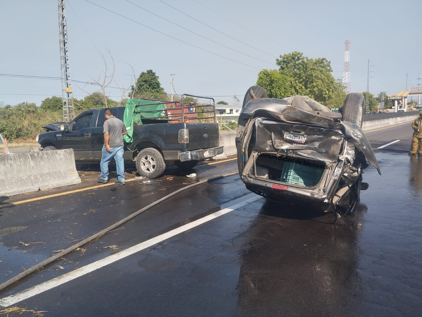 Dos heridos, saldo de aparatoso choque en Apatzingán