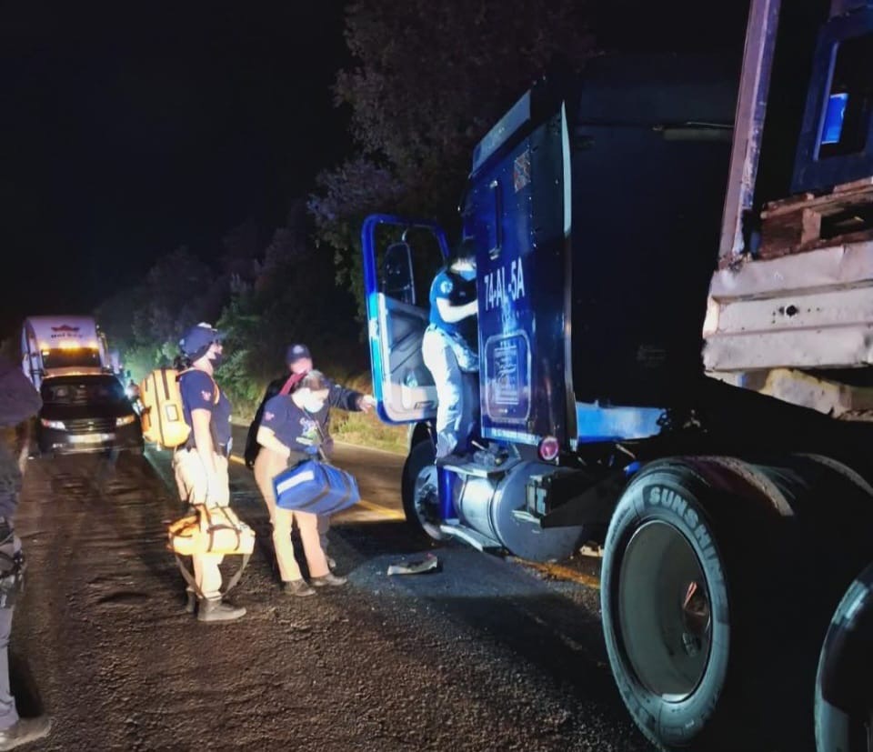 Transportista es asesinado en aparente intento de asalto, en la carretera Uruapan-Paracho 