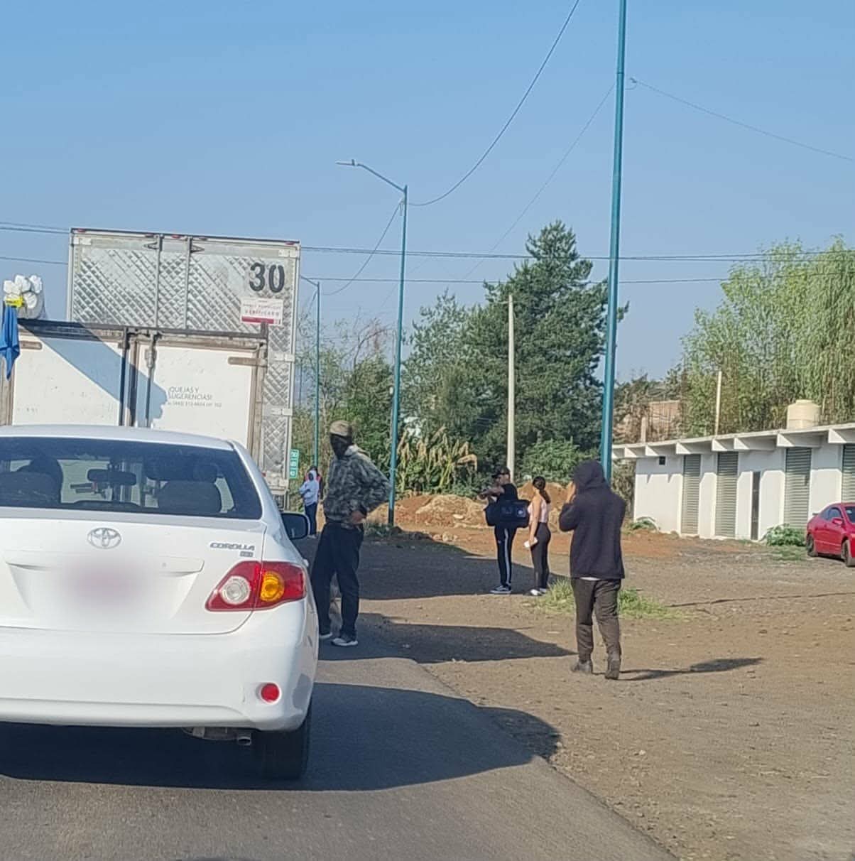 Normalistas se apoderan de camión abarrotero en Tiripetío 