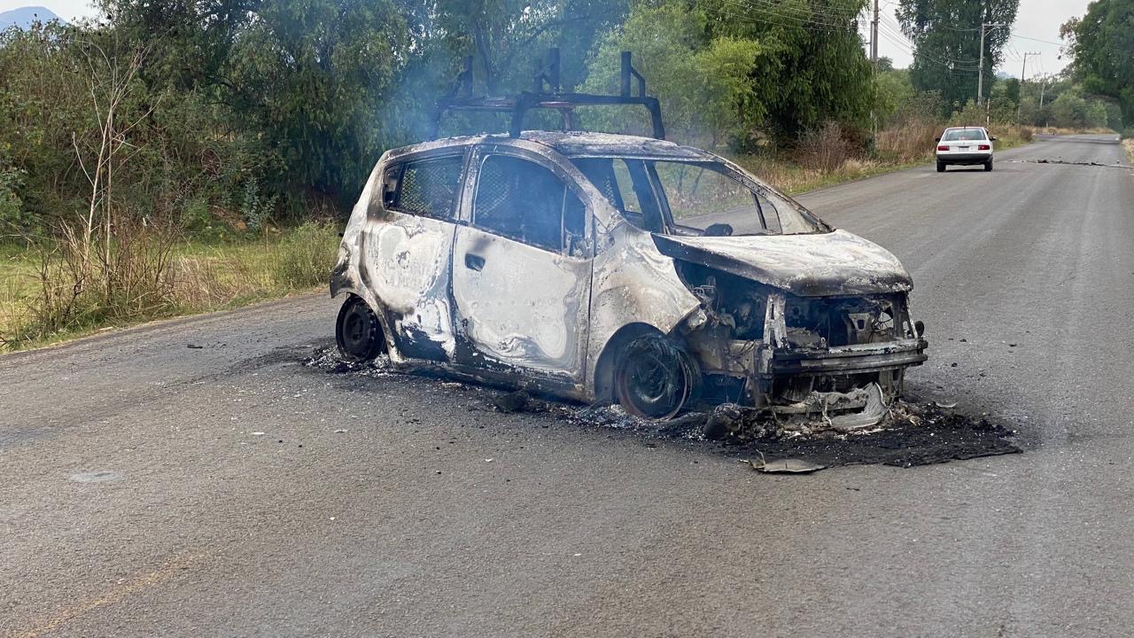 Normalistas queman tres vehículos en Tiripetío 