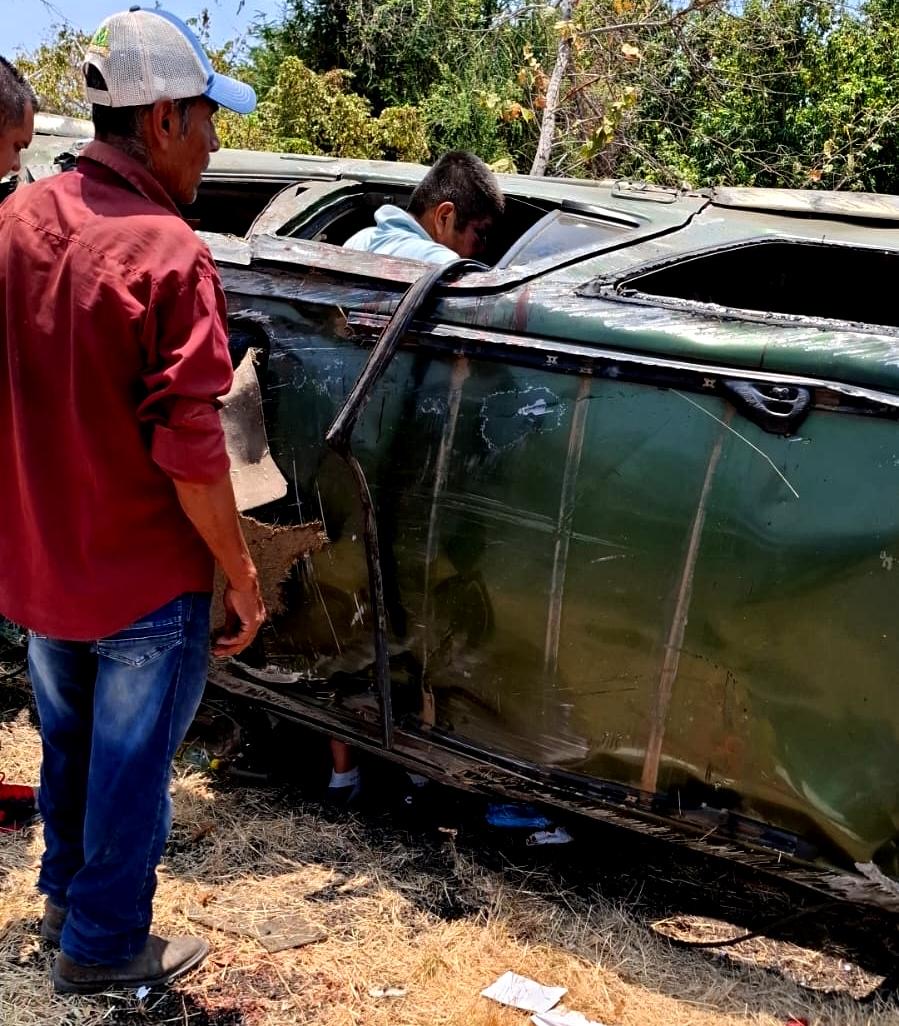 Ponchadura de neumático ocasiona volcadura de camioneta; hay 5 heridos