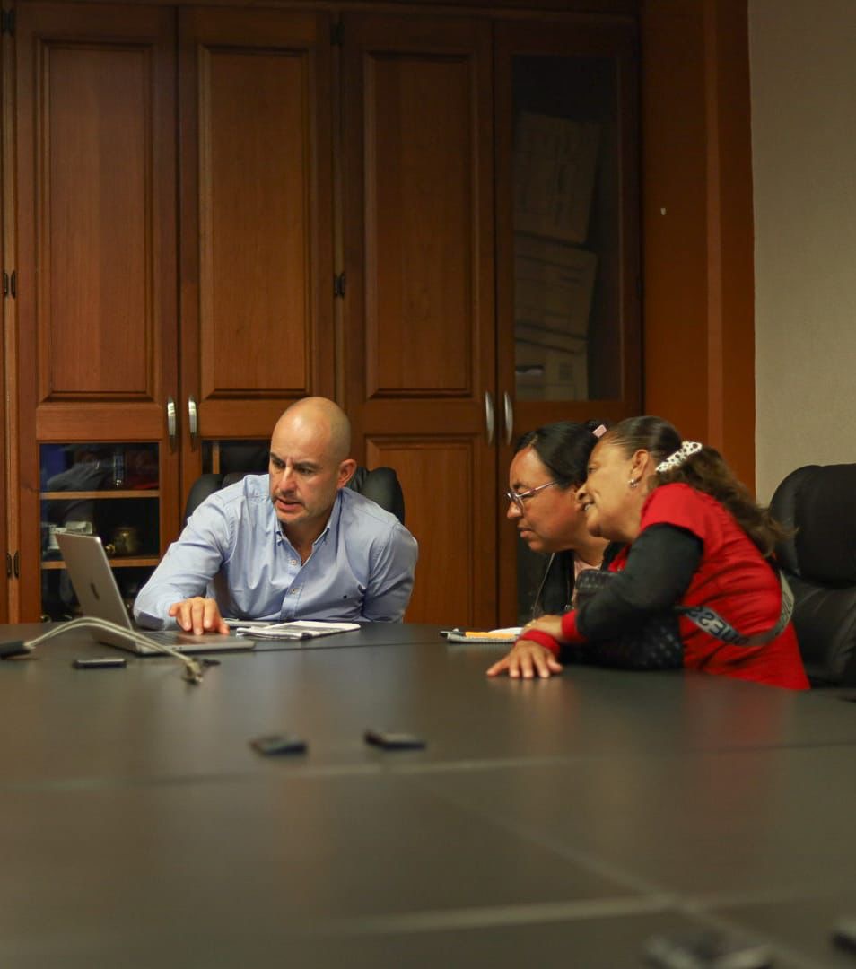 Adolfo Torres fortalece diálogo con vecinas de la colonia Abel Martínez