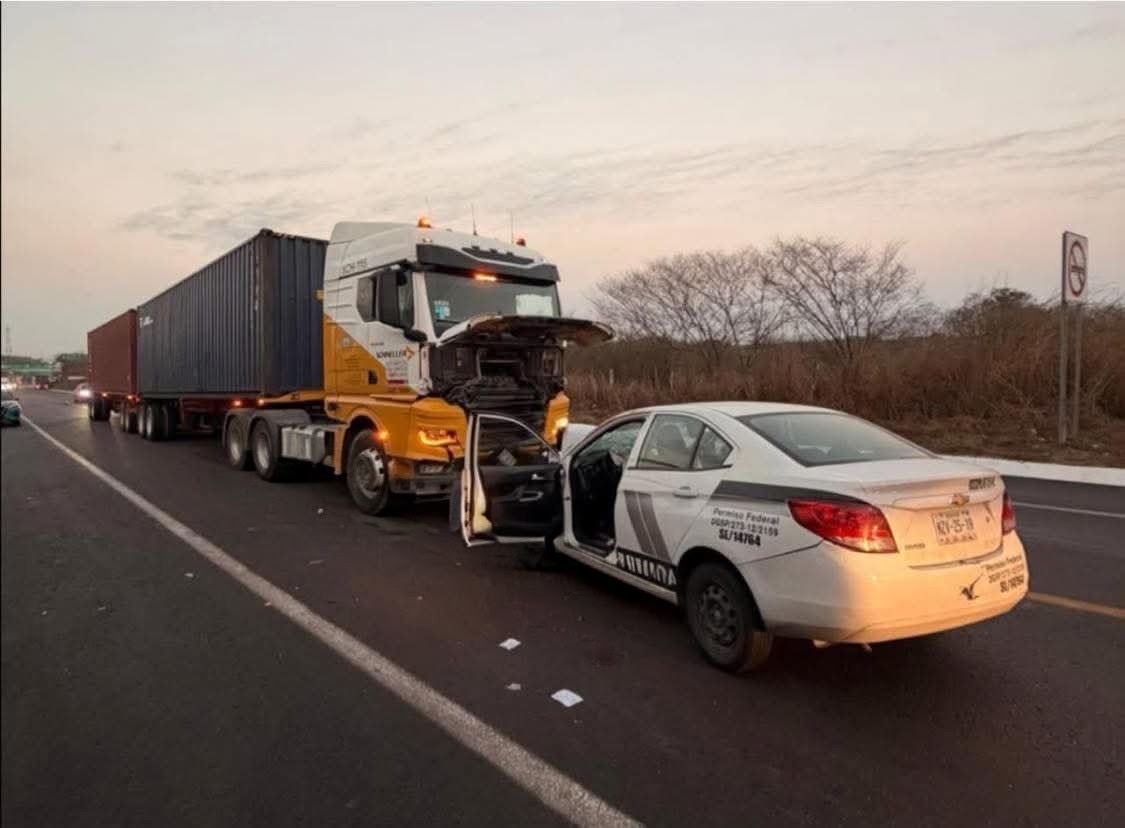 Un fallecido tras choque de frente entre un trailer y automovil, en la autopista Siglo XXI 