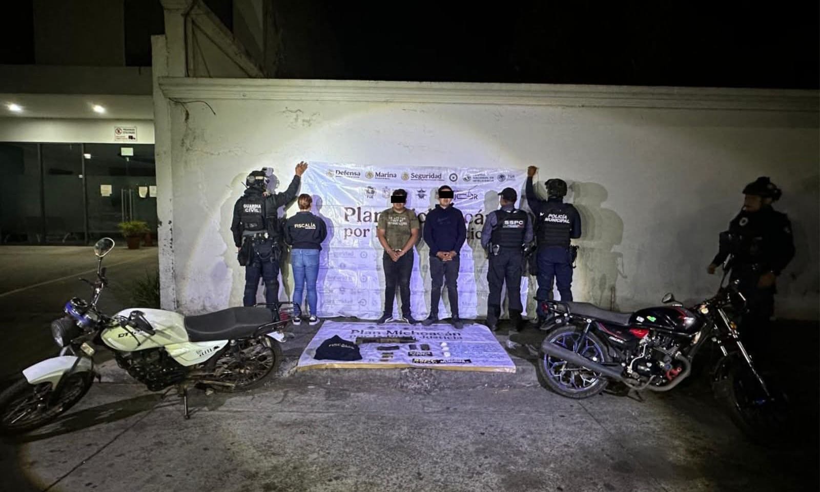 Autoridades detienen a dos con un arma larga, droga y motos robadas, en la carretera "libre" Uruapan-Lombardía