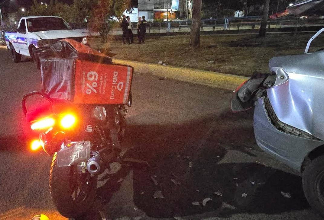 Motociclista queda herido tras ser es impactado por camioneta del Ayuntamiento de Morelia