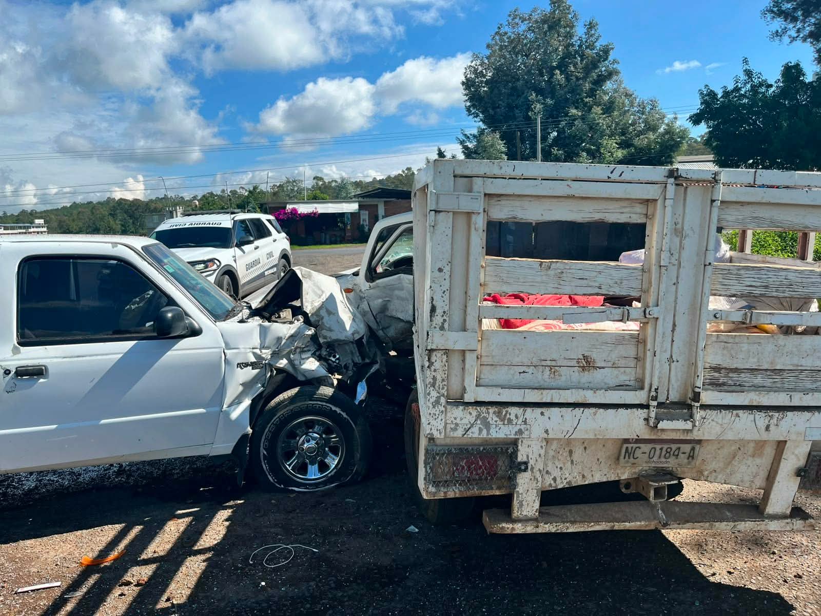 Se registra choque entre dos camionetas en la Morelia-Pátzcuaro 