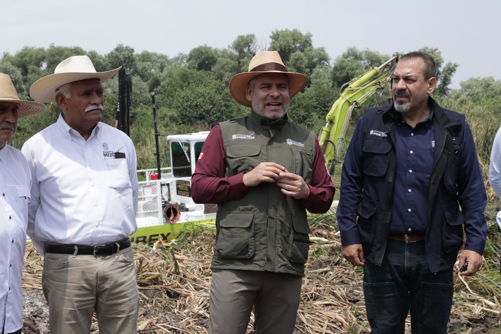 Gobierno de Bedolla consolida siembra histórica de 321 mil peces en el lago de Pátzcuaro