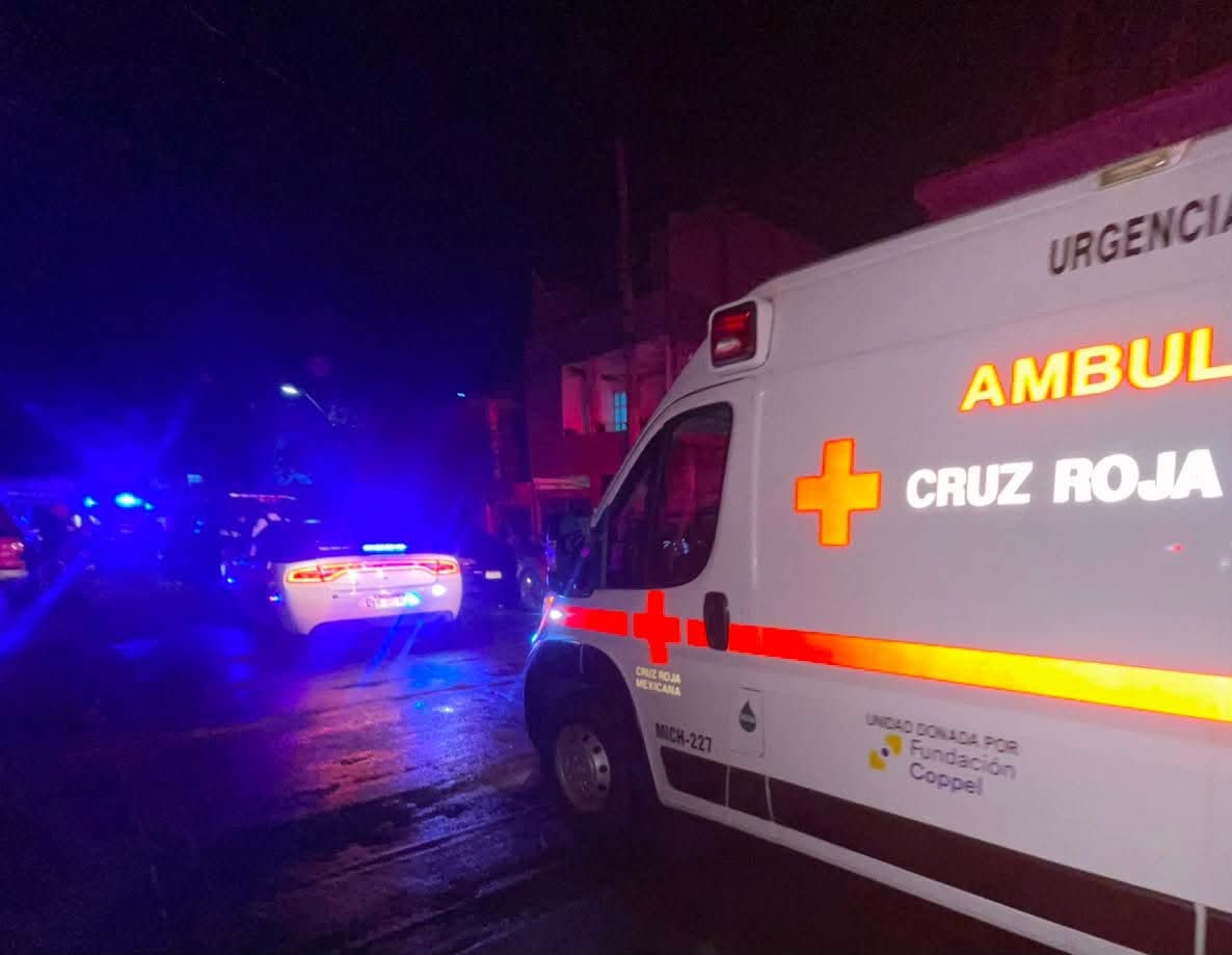 Hombre en aparente estado de ebriedad hiere de un balaz0 a joven y es detenid0s, en Morelia 