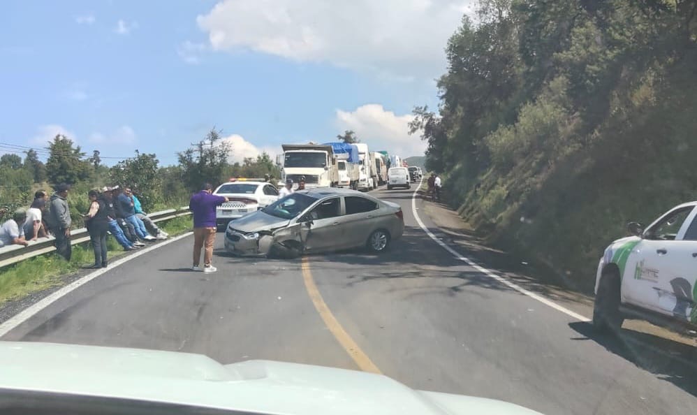 Aparatoso choque y volcadura sobre la carretera Uruapan-Paracho 
