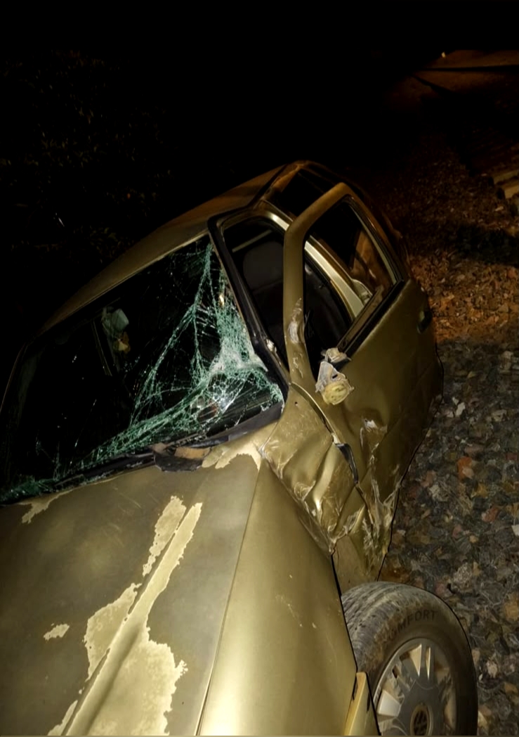 Tren embist3 vehículo que trató de ganarle el paso, en Taretan