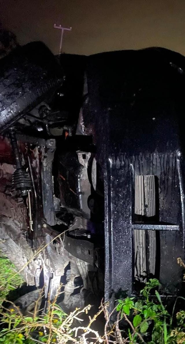 Un muerto y dos heridos tras volcadura de camioneta en Ecuandureo 