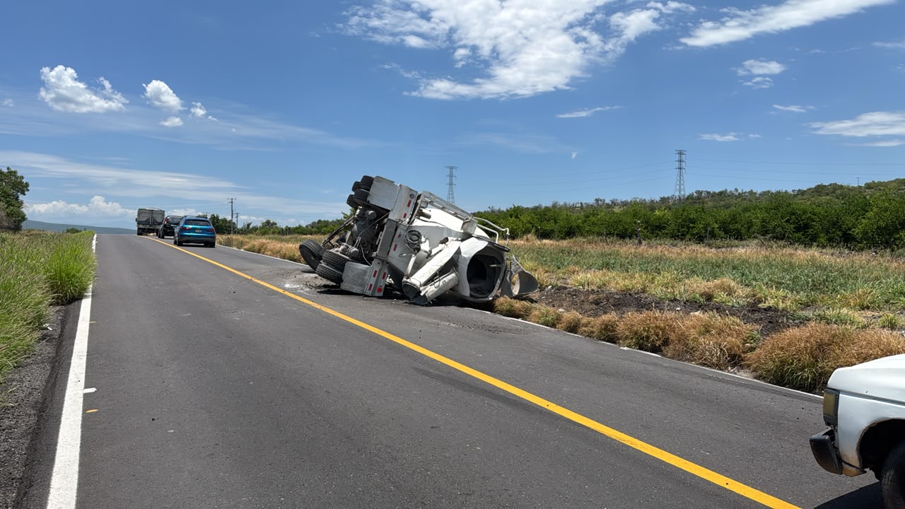 Vuelca camión revolvedor de concreto en la carretera Buenavista – Apatzingán