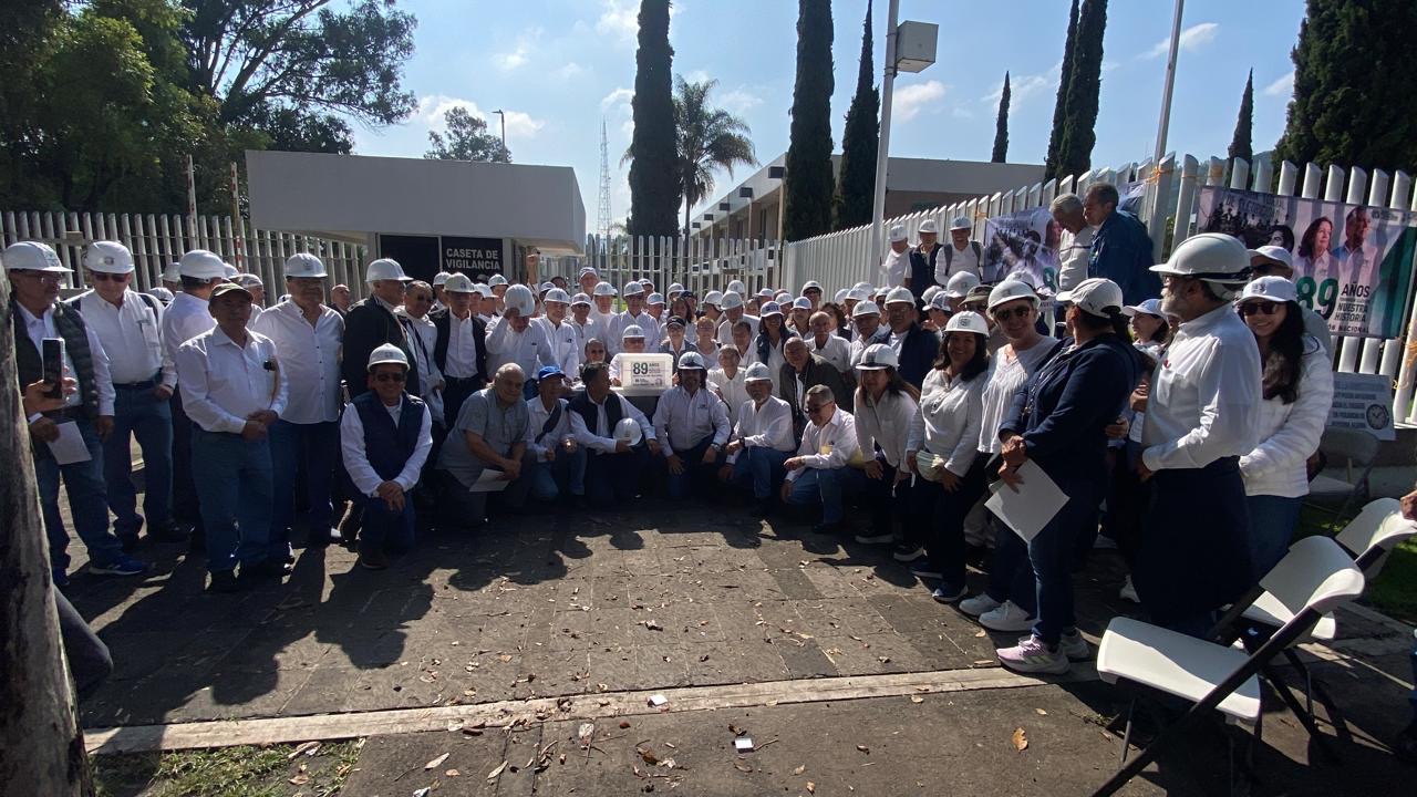 Jubilados de CFE protestan en Morelia por reducción de hasta 70% en sus pensiones