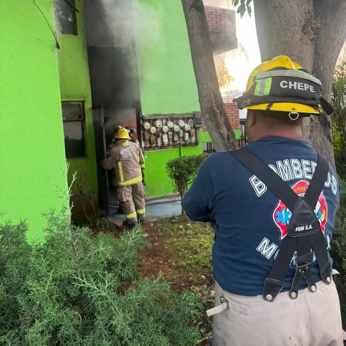 Bomberos Morelia rescatan a un adulto mayor de incendio en Torres del Tepeyac