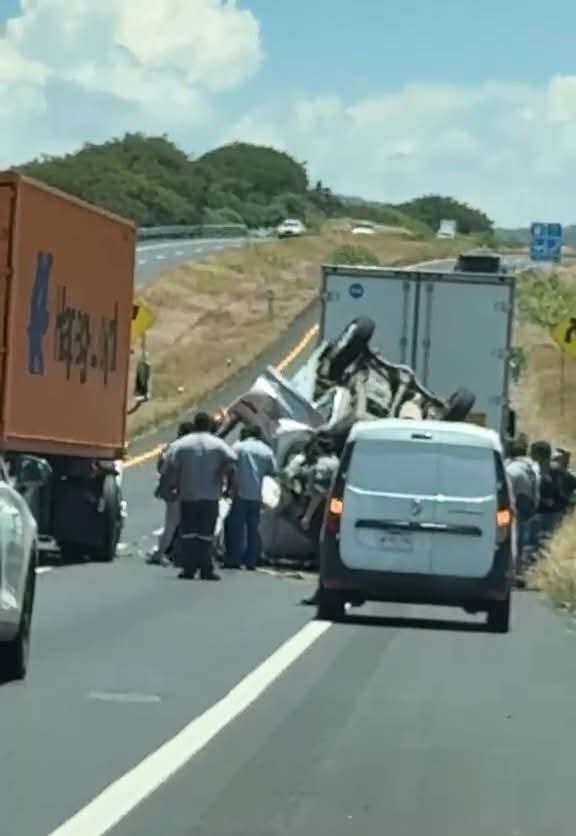 Se registra volcadura de camión en la autopista México-Guadalajara