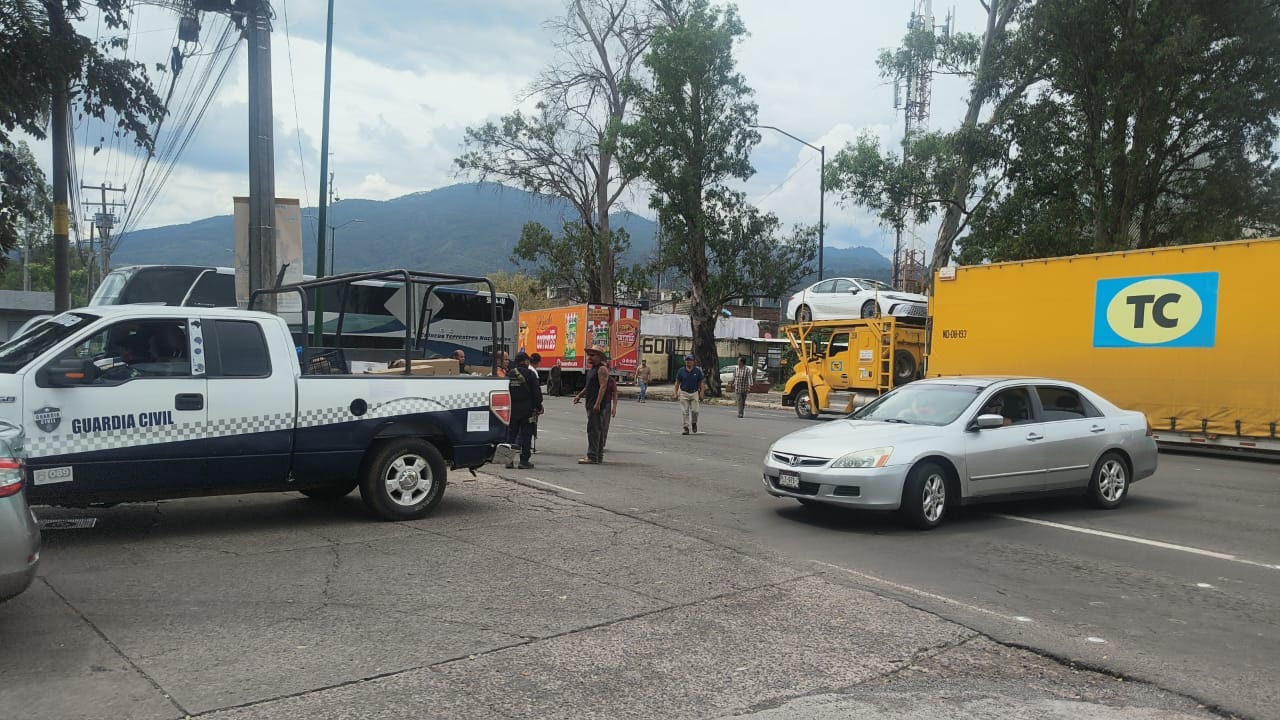 Manifestantes bloquean el Boulevard Industrial en Uruapan; exigen liberación  de un detenido
