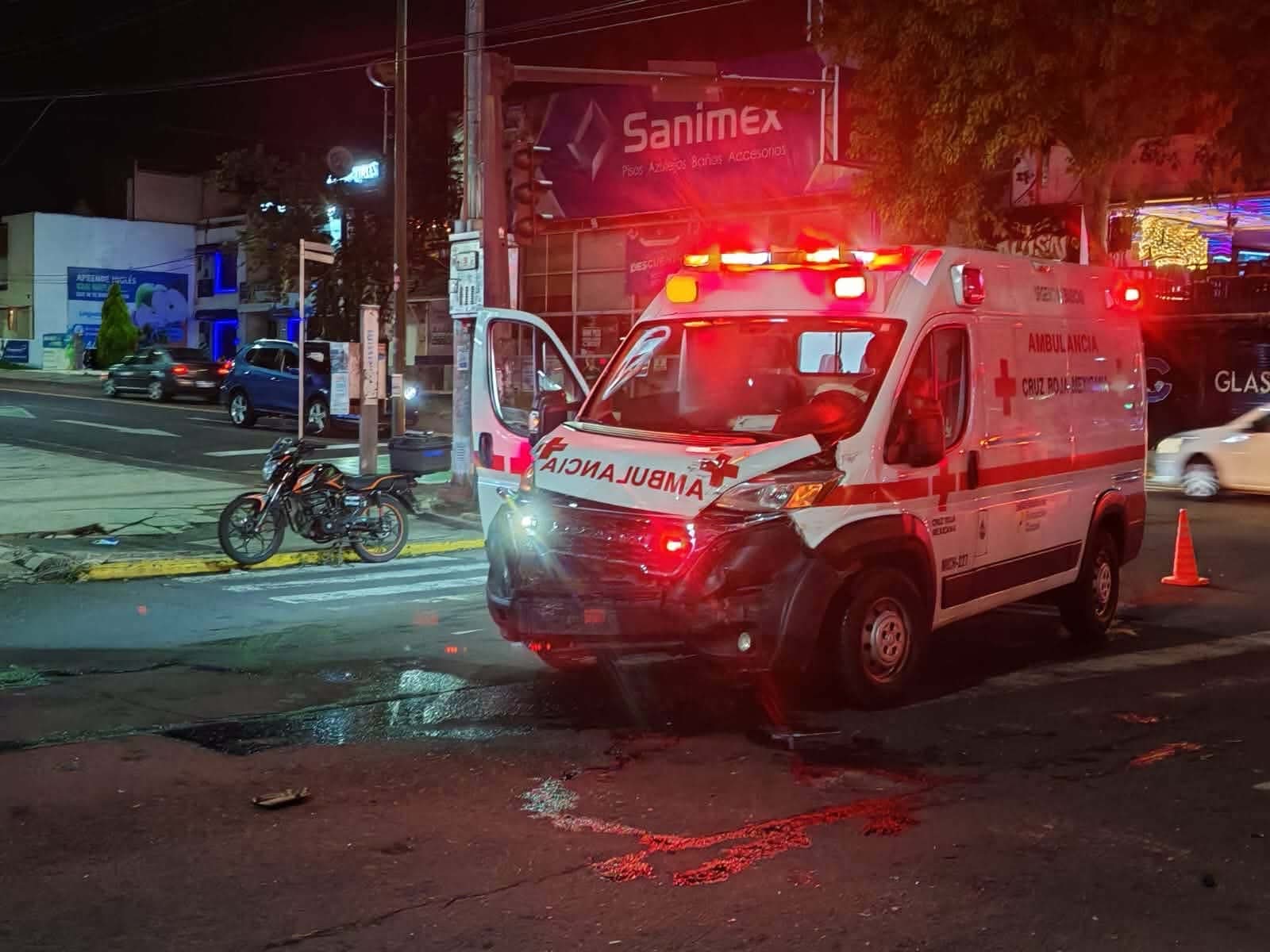 Ambulancia de la CR y camioneta del CECyTEM chocan en Calzada Ventura y avenida Lázaro Cárdenas 