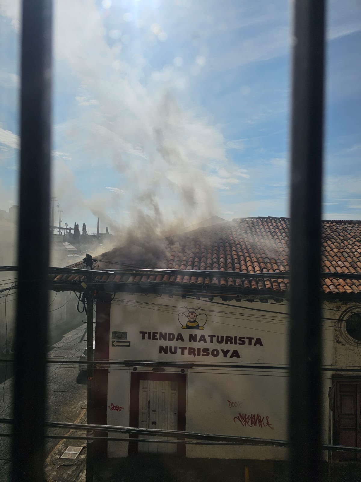 Arde local comercial en el Centro de Uruapan