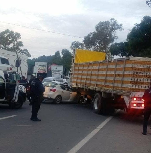 Automovilista muer3 tras chocar contra tráiler en la Zitácuaro-Morelia