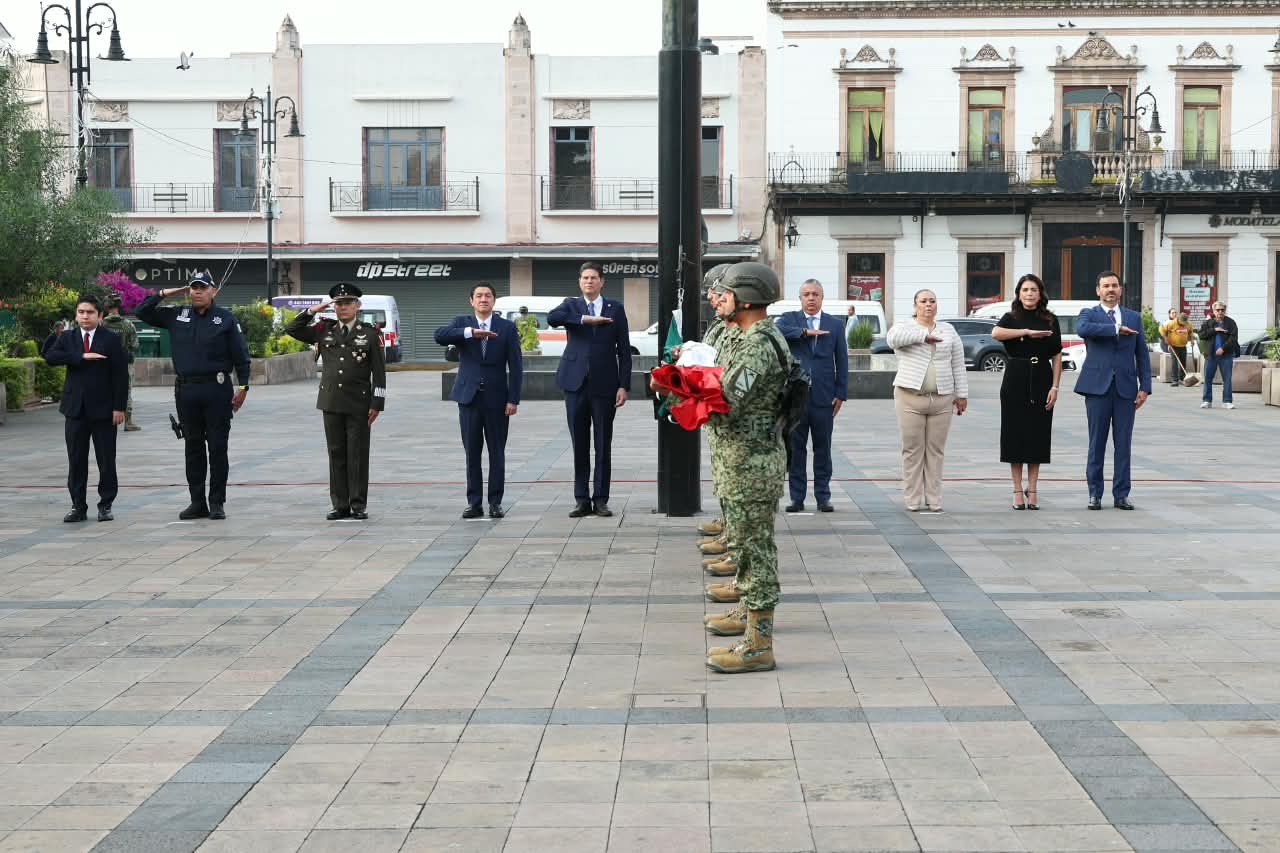 Alfonso Martínez Alcázar encabeza izamiento de Bandera y da inicio a los festejos patrios en Morelia