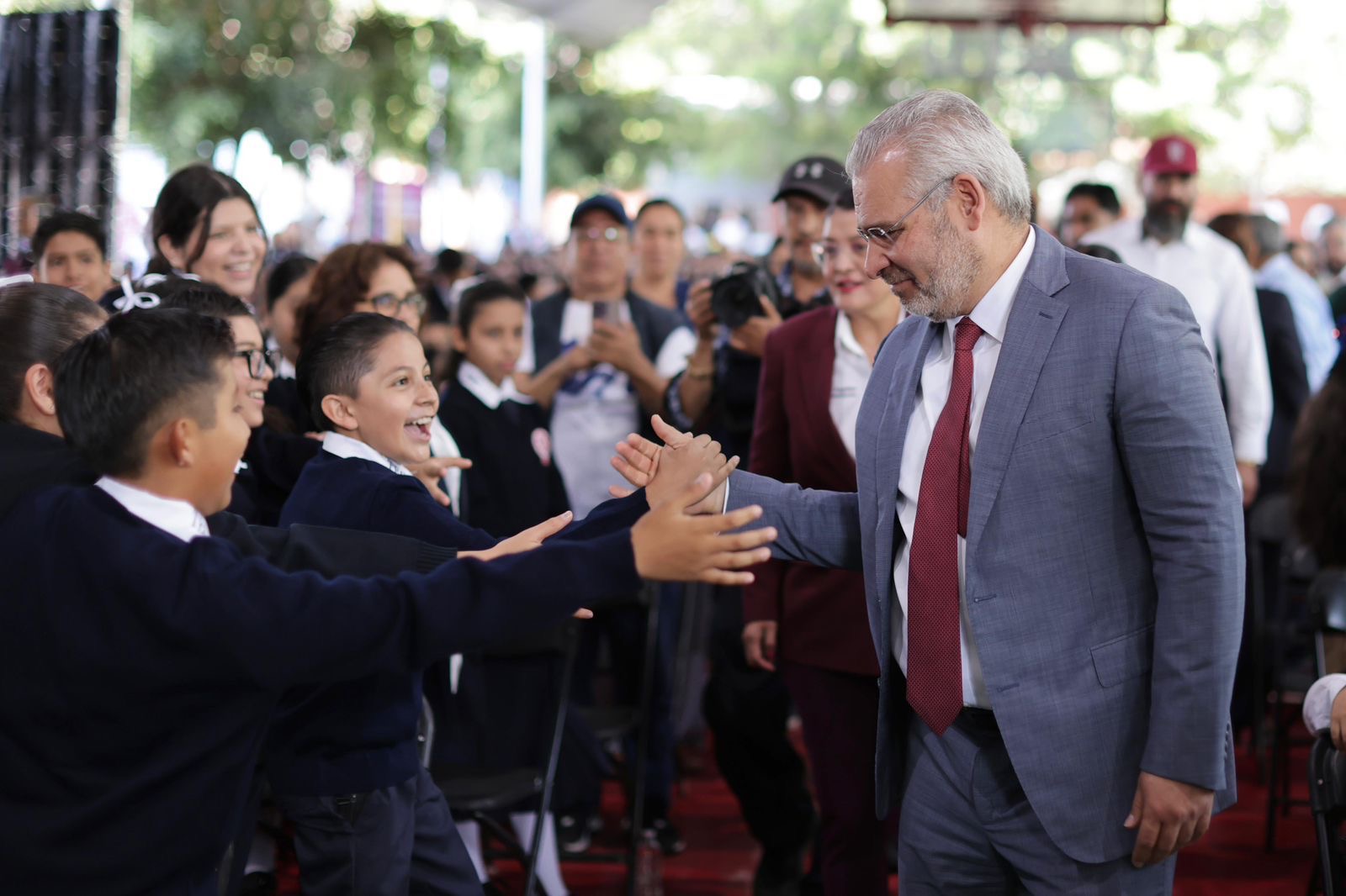 Michoacán garantiza becas universales desde educación básica hasta licenciatura: Bedolla