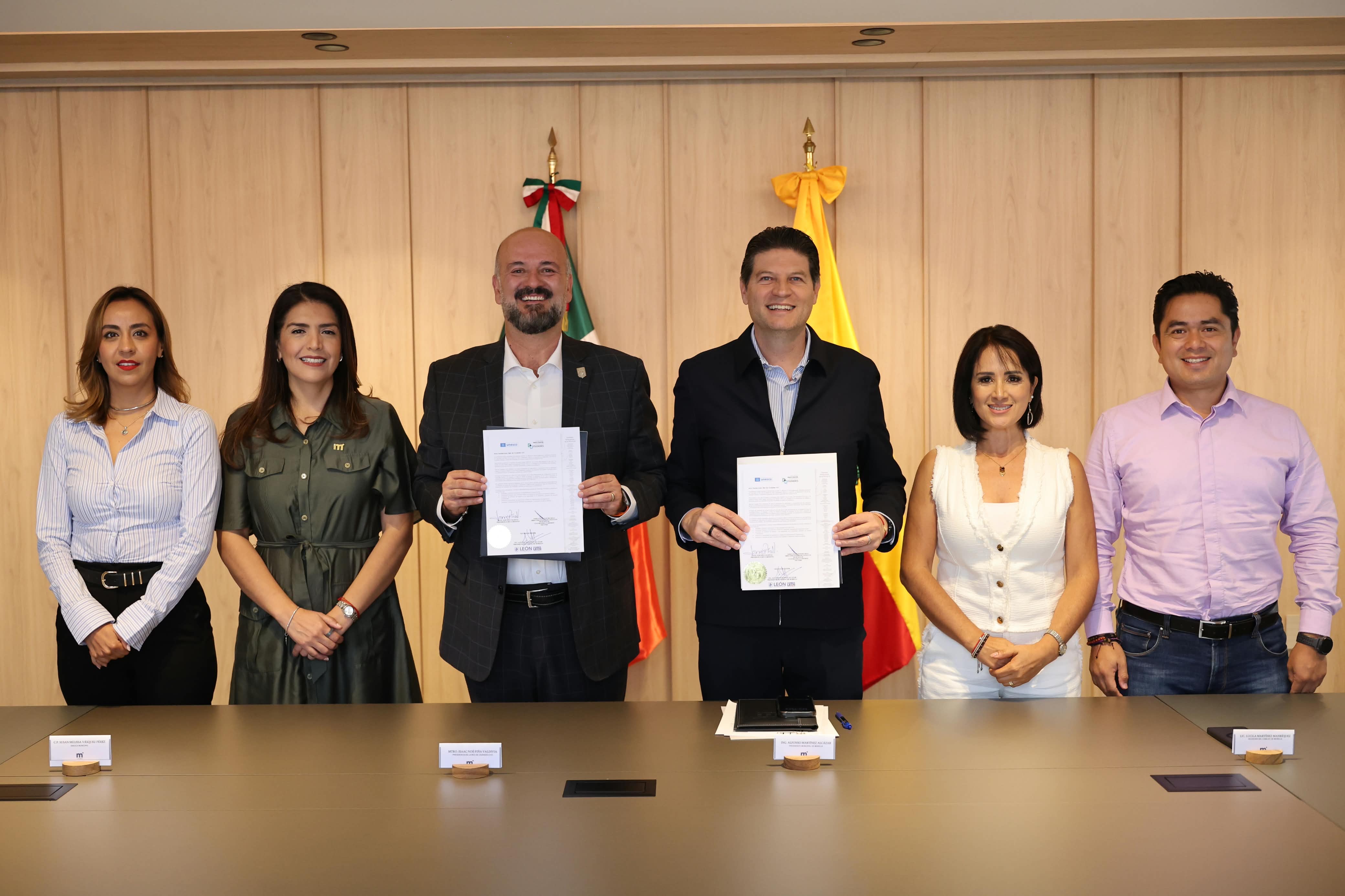 Firma Alfonso Martínez vinculación de Morelia a Red de Deporte y Desarrollo en América Latina