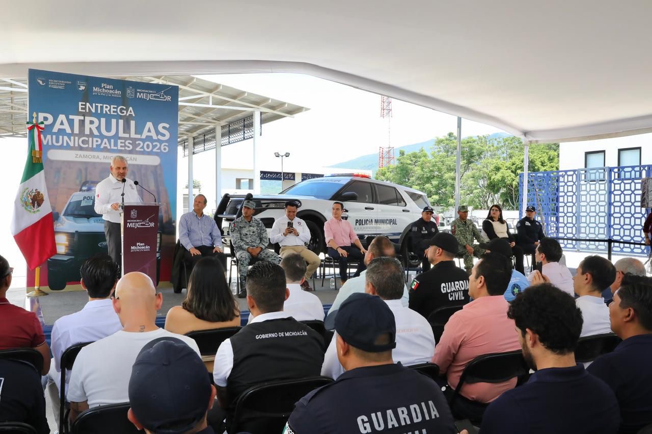Para reforzar la seguridad, entrega Bedolla nuevas patrullas a la Policía de Zamora